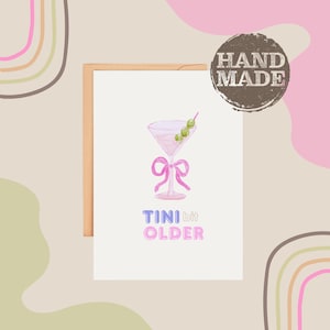 Tarjeta de cumpleaños Tini Bit para adultos mayores, divertida tarjeta con juego de palabras con cócteles para ella y él, amante del martini, humor adulto, saludo, celebración única, papelería, regalo