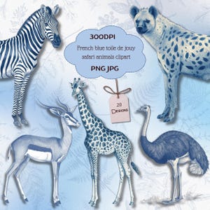 Op de afbeelding: Een verzameling blauwe toile de jouy safari dieren clipart, waaronder een zebra, hyena, giraffe, gazelle en struisvogel. De afbeelding bevat de tekst "French blue toile de jouy safari animals clipart" en "20 Designs".