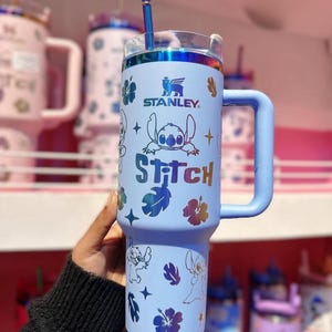Taza Stanley Stitch, taza portátil para coche, vaso de viaje, bonito regalo para estudiantes, taza Stitch de 40 oz con nombre grabado, Stitch, personalizada, láser