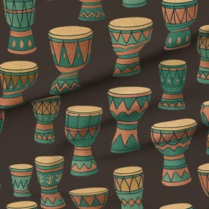 Könnte beinhalten: Ein sich wiederholendes Muster aus stilisierten Djembe-Trommeln in verschiedenen Größen. Die Trommeln haben eine hellbraune Trommeloberfläche, türkis-orangefarbene Körper und dekorative Muster. Der Hintergrund ist dunkelbraun.