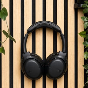 Könnte beinhalten: Schwarzer Over-Ear-Kopfhörer mit gepolstertem Kopfbügel und Ohrpolstern. Das JBL-Logo ist mittig auf jeder Ohrmuschel eingeprägt. Der Kopfhörer hat eine schlichte, matte Oberfläche mit verstellbaren Gelenken zwischen Kopfbügel und Ohrmuscheln.