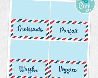 Puede incluir: Cuatro etiquetas rayadas en azul y blanco con rayas rojas. Las etiquetas son para un buffet o una fiesta y dicen "Croissants", "Parfait", "Waffles" y "Verduras".