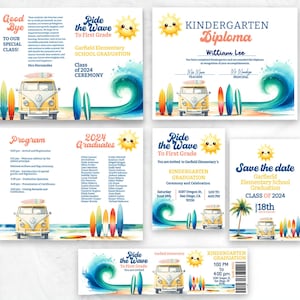 Può includere: Un invito colorato per una cerimonia di diploma di scuola materna con un tema da spiaggia. L'invito presenta una scena di spiaggia gialla e blu con una tavola da surf, un'onda e un sole. Il testo sull'invito recita "Ride the Wave to First Grade" e "Kindergarten Graduation".