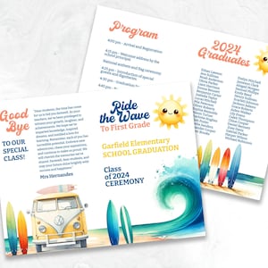 Può includere: Un annuncio di diploma per la classe 2024 della Garfield Elementary School. L'annuncio presenta una scena di spiaggia con un furgone giallo e blu, tavole da surf e un'onda. Il testo "Ride the Wave to First Grade" è scritto in un carattere colorato. L'annuncio include anche un elenco dei nomi dei diplomati.