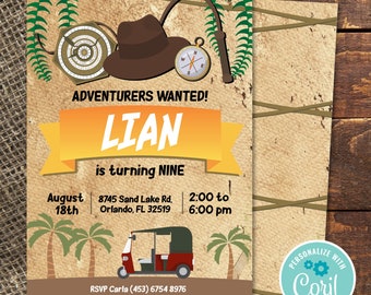 Puede incluir: Una invitación marrón y beige con un tema de jungla. La invitación dice "Adventurers Wanted! Lian is turning Nine." La invitación incluye una brújula, un látigo, un sombrero y un tuk-tuk. La invitación también incluye la fecha, la hora y la ubicación de la fiesta. La información de RSVP se incluye en la parte inferior de la invitación.
