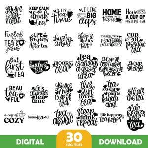 Könnte beinhalten: Eine Sammlung von 30 digitalen SVG-Dateien mit Tee-Themen-Zitaten und -Phrasen in verschiedenen Schriftarten. Zu den Phrasen gehören "Aber zuerst Tee", "Tee ist immer eine gute Idee" und "Das Leben beginnt nach dem Tee".