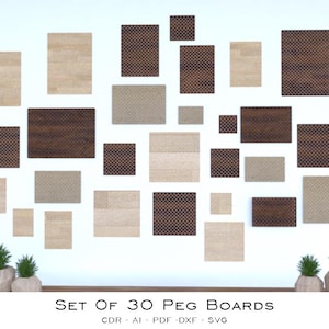 Può includere: Un insieme di 30 pannelli forati di varie dimensioni e forme, disposti su una parete bianca. I pannelli presentano tonalità di legno chiare e scure, alcuni con un motivo a pois. Il testo "SET OF 30 PEG BOARDS" è visualizzato sotto.