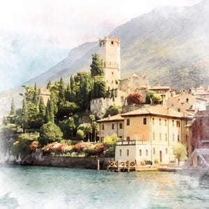 Op de afbeelding: Waterverfschilderij van een dorp aan het meer met een hoge stenen toren. Gebouwen met oranje pannendaken en lichtgele muren liggen aan de oever. Groene bomen en een bergketen op de achtergrond, met blauw water op de voorgrond.