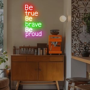 Neon "Bądź prawdziwy, bądź odważny, bądź dumny", dekoracja ścienna "Dom Dumy", motywacyjny napis "Miesiąc Dumy", dekoracje do barów dla gejów, tęczowe litery jako prezent dla gejów