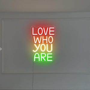 Neon "Kochaj, kim jesteś", Dekoracja ścienna "Dom Dumy", Neon "Dekoracja" LGBTQ+, Motywacyjny znak z okazji Miesiąca Dumy, Dekoracja baru dla gejów, Tęczowe prezenty dla gejów