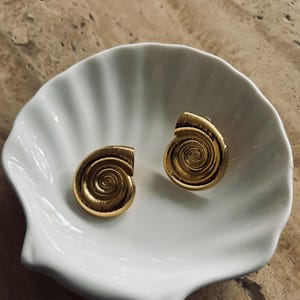 Women&#39;s modern stainless steel shell earrings, large, gold-plated, water resistant