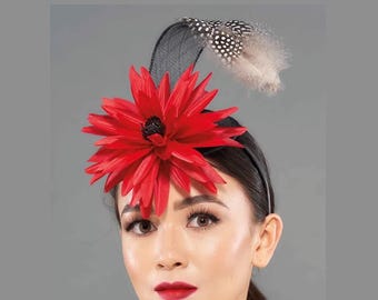 Tocado Lure Black Sinamay con flor roja — Royal Ascot, Ladies Day, Boda, Carreras de caballos, Fiesta en el jardín, Sombrerería británica hecha a mano