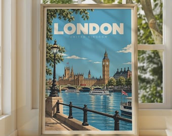 Può includere: Un poster da viaggio incorniciato con un'illustrazione colorata di Londra, Regno Unito. L'opera mostra il Parlamento, il Big Ben e il fiume Tamigi sotto un cielo azzurro. La parola LONDON è stampata in grandi lettere bianche.