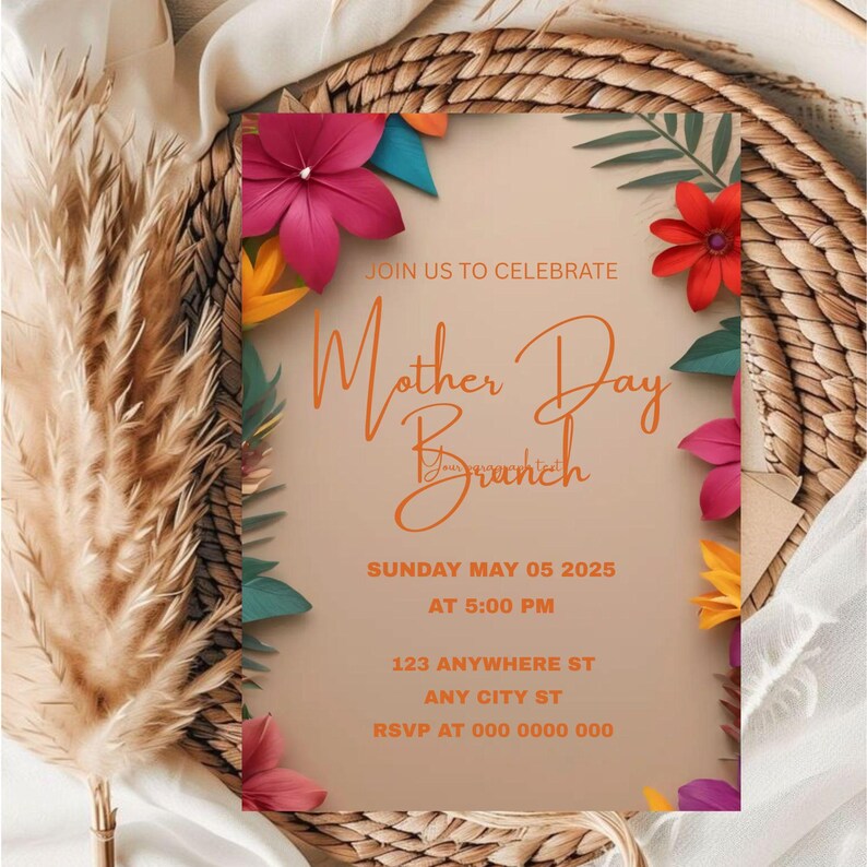 Puede incluir: Una invitaci&oacute;n a un brunch del D&iacute;a de la Madre con un dise&ntilde;o floral. La invitaci&oacute;n est&aacute; sobre un fondo beige con texto naranja. Dice "&Uacute;nete a nosotros para celebrar el brunch del D&iacute;a de la Madre" e incluye la fecha, la hora y la ubicaci&oacute;n.