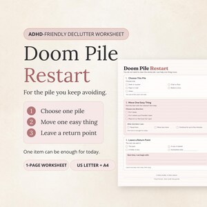 Könnte beinhalten: Ein digitales Arbeitsblatt zum Aufräumen mit dem Titel Doom Pile Restart. Das Dokument enthält drei Schritte: einen Stapel auswählen, eine einfache Sache bewegen und einen Rückkehrpunkt hinterlassen. Es enthält Kontrollkästchen und ist in den Formaten US Letter und A4 verfügbar.