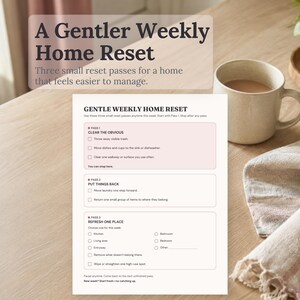 Può includere: Una lista di controllo su carta bianca intitolata Gentle Weekly Home Reset con tre sezioni: Clear the Obvious, Put Things Back e Refresh One Place. Il documento presenta caselle di controllo e istruzioni testuali per le attività di casa.