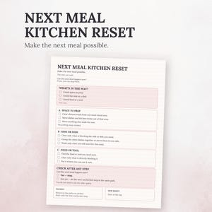 Puede incluir: Una lista de verificación imprimible blanca titulada NEXT MEAL KITCHEN RESET con texto negro y secciones rectangulares de color rosa claro. El documento incluye secciones etiquetadas como WHAT'S IN THE WAY, SPACE TO PREP, SINK OR DISH, FOOD OR TOOL y CHECK AFTER ANY STEP.