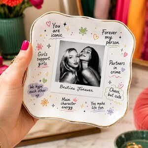 Könnte beinhalten: Eine quadratische, weiße Keramikschale mit gewelltem Goldrand. In der Mitte befindet sich ein Schwarz-Weiß-Foto von zwei Personen mit dem Text 'Besties Forever'. Um das Foto herum sind bunte handschriftliche Phrasen und kleine Zeichnungen.