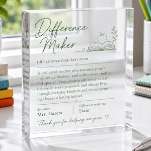 Könnte beinhalten: Ein klarer Acrylblock mit grünem Textaufdruck, der den Begriff Difference Maker als engagierte Lehrkraft definiert. Das Design enthält ein Apfel- und Buchsymbol, die Namen Mrs. Garcia und Liam sowie den Satz Thank you for helping me grow.