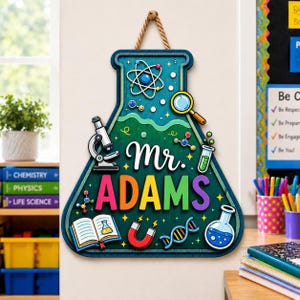 Può includere: Una targa da parete in legno a forma di matraccio con il testo Mr. ADAMS in lettere colorate. Il design include illustrazioni di un microscopio, lente d'ingrandimento, provetta, libro aperto, magnete, filamento di DNA e atomo su sfondo verde acqua.