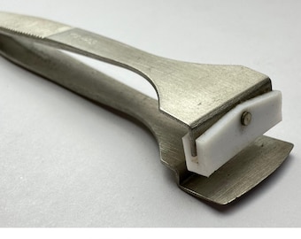 Wafer tweezer. Made from antimagnetic/anti acid steel with a very smooth surface and a non-glare finish