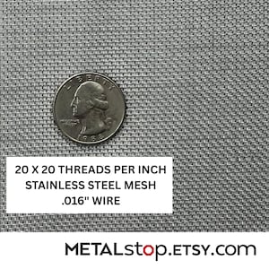 Könnte beinhalten: Nahaufnahme von Edelstahlgewebe mit einer Münze als Maßstab. Das Gewebe hat ein feines, gewebtes Muster. Ein weißes Rechteck zeigt den Text: "20 x 20 THREADS PER INCH STAINLESS STEEL MESH .016" WIRE".
