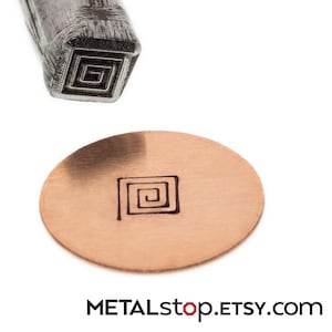 Peut inclure: Un tampon en métal avec un motif en spirale carrée est présenté au-dessus d'un disque en cuivre portant la même empreinte en spirale. Le tampon a une surface texturée. Le nom de la boutique Etsy, METALstop.ETSY.com, est visible en bas.