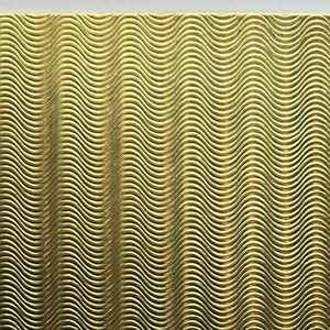 Op de afbeelding: Een vierkante, goudkleurige metalen plaat met een herhalend golvend patroon. De tekst "Metal Stop" is geschreven in een handschrift aan de onderkant van de afbeelding. De plaat heeft een getextureerd oppervlak.