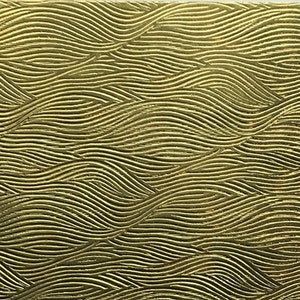 Op de afbeelding: Een rechthoekig, goudkleurig metalen stuk met een golvend, gestructureerd patroon. De woorden "Metal Stop" staan in een handgeschreven lettertype onderaan de afbeelding. Het oppervlak heeft een subtiele glans.