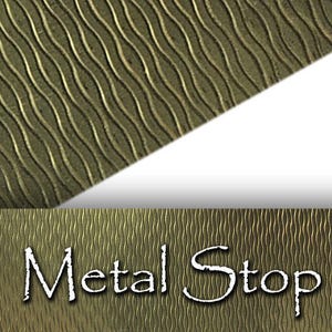 Op de afbeelding: Een close-up van een gouden metalen stop met een golvend, getextureerd oppervlak. De tekst "Metal Stop" is onderaan de afbeelding gedrukt.