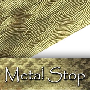 Op de afbeelding: Close-up van een goudkleurig metalen oppervlak met een golvend, gestructureerd patroon. Het oppervlak heeft een metallic glans en lijkt gemaakt te zijn van een duurzaam materiaal. De tekst "Metal Stop" is zichtbaar onderaan de afbeelding.