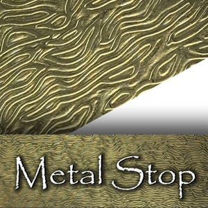 Op de afbeelding: Een close-up van een metalen oppervlak met een golvend, houtnerfpatroon. Het oppervlak is licht goud van kleur. De tekst "Metal Stop" is in wit onderaan de afbeelding gedrukt.