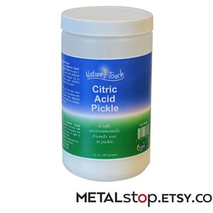 以下が含まれることがあります： 青いラベルが付いた白いプラスチック製の瓶で、「Nature's Touch Citric Acid Pickle」と書かれています。ラベルには、「安全で環境に優しいピクルスの方法」と「32オンス（907グラム）」も書かれています。