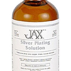 Pu&ograve; includere: Una bottiglia di vetro marrone con tappo nero, etichettata "JAX Silver Plating Solution". L'etichetta indica che il prodotto serve per placcare argento puro su rame, ottone e bronzo. La bottiglia contiene 118 ml.