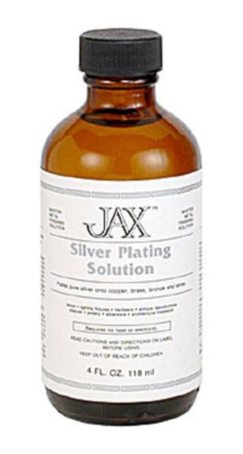 Pu&ograve; includere: Una bottiglia di vetro marrone con tappo nero, etichettata "JAX Silver Plating Solution". L'etichetta indica che il prodotto serve per placcare argento puro su rame, ottone e bronzo. La bottiglia contiene 118 ml.