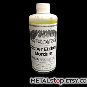 Peut inclure: Une bouteille transparente contenant un liquide jaune. L'étiquette indique "Copper Etching Mordant" et "METALLIFEROUS". La bouteille est de 16 fl oz (1 pinte / 473 ml).