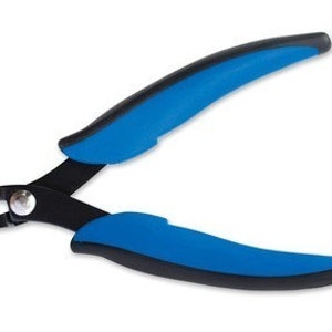 Puede incluir: Una herramienta de punzonado manual de metal negro y azul con un mango de pl&aacute;stico azul.