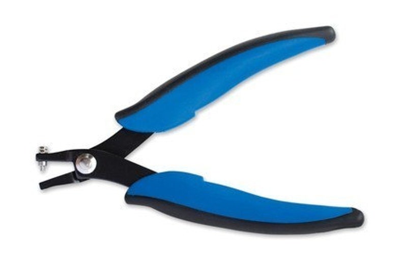 Puede incluir: Una herramienta de punzonado manual de metal negro y azul con un mango de pl&aacute;stico azul.