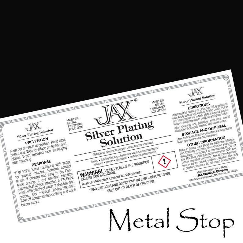 Pu&ograve; includere: Un'etichetta bianca con la scritta "JAX Silver Plating Solution" e informazioni di sicurezza. L'etichetta include avvertenze sull'irritazione degli occhi e della pelle e istruzioni per l'uso. Il prodotto serve per argentare.