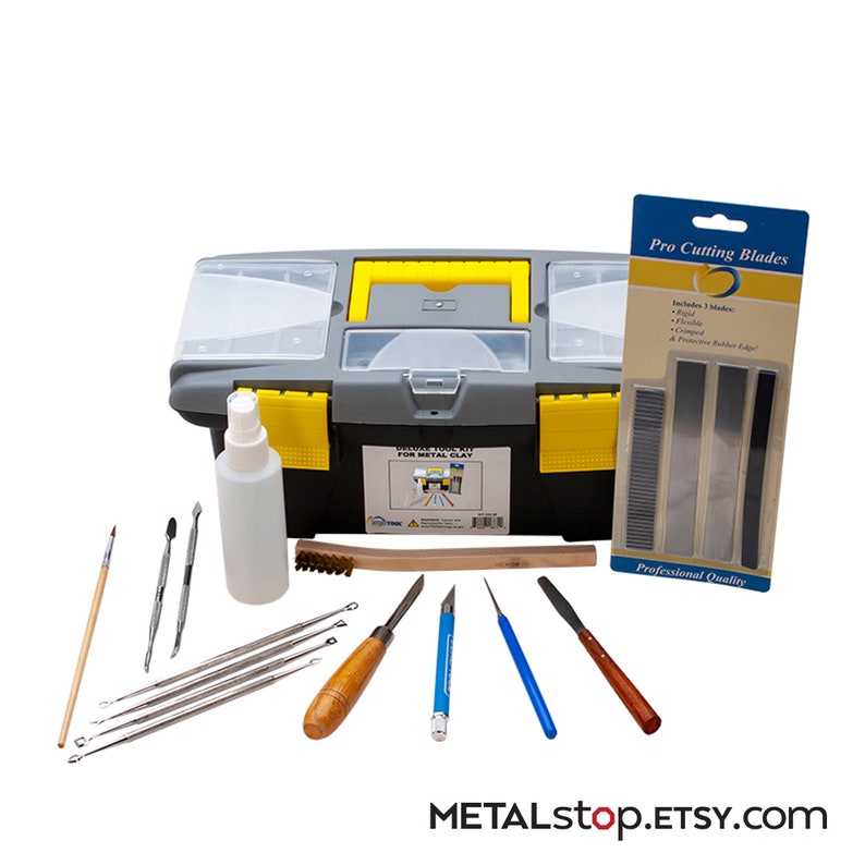 K&ouml;nnte beinhalten: Eine graue und gelbe Plastikwerkzeugbox gef&uuml;llt mit Werkzeugen zum Modellieren von Metallton. Die Werkzeuge umfassen eine Vielzahl von Modellierwerkzeugen, einen Pinsel, eine Wasserflasche und einen Satz von drei Metallklingen. Die Werkzeugbox tr&auml;gt ein Etikett mit der Aufschrift "Sculpt Tool Kit for Metal Clay".