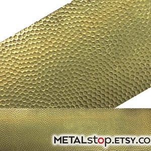 Op de afbeelding: Close-up van een getextureerde, goudkleurige metalen plaat met een herhalend patroon van kleine, afgeronde bobbels. Het oppervlak heeft een gehamerde uitstraling. De tekst "METALstop.ETSY.com" is zichtbaar aan de onderkant.