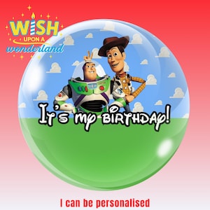 Puede incluir: Imagen colorida con Buzz Lightyear y Woody de Toy Story dentro de una burbuja transparente. El texto "It's my BIRTHDAY!" se muestra en la parte inferior. Las palabras "WISH upon a wonderland" están en la parte superior.
