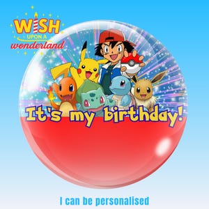 Peut inclure: Un design en forme de bulle rouge et transparente avec des personnages de dessins animés de la franchise Pokemon. Le texte "It's my birthday!" est affiché en jaune. L'image comprend également le texte "WESH upon a wonderland" et "I can be personalised".