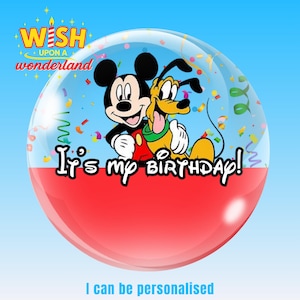 Op de afbeelding: Een heldere bel met een rode basis en een blauwe achtergrond. De bel toont Mickey Mouse en Pluto, met de tekst "It's my BIRTHDAY!" en "I can be personalised". De bovenkant van de bel heeft de tekst "WESH upon a wonderland".