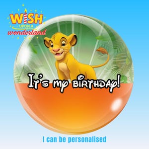 Puede incluir: Gráfico colorido con Simba de El Rey León dentro de una burbuja. Se muestra el texto "It's my birthday!", junto con "I can be personalised" y "Wish Upon a Wonderland". El fondo es un degradado de azul y naranja.