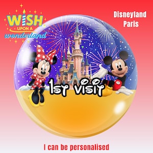 Könnte beinhalten: Ein Schneekugel-Design mit Minnie Mouse und Mickey Mouse, mit dem Text "1st Visit" und "Disneyland Paris". Die Kugel hat ein Schloss im Hintergrund und Feuerwerk. Der Text "Wish Upon a Wonderland" ist ebenfalls vorhanden.