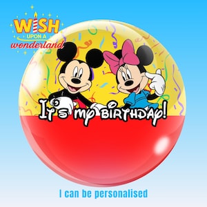 Könnte beinhalten: Runde, zweifarbige Dekoration mit Mickey und Minnie Mouse. Die obere Hälfte ist gelb mit Konfetti, die untere Hälfte ist rot. Der Text lautet "It's my birthday!" und "I can be personalised". Oben steht der Text "Wish upon a wonderland".