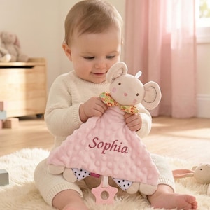 Könnte beinhalten: Eine weiße Keramik-Tasse mit schwarzem Henkel und dem Text "But First, Coffee" in schwarzer, fetter Schrift. Die Tasse steht auf einer weißen Oberfläche. Die Tasse ist etwa 10 cm hoch.