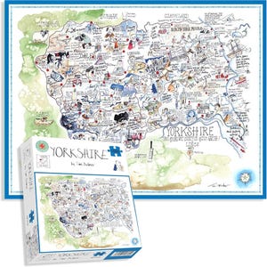 Puede incluir: Un mapa detallado e ilustrado de Yorkshire, Inglaterra, en un marco azul, con una caja de rompecabezas a juego en primer plano. El mapa está lleno de ilustraciones y texto dibujados a mano. La caja del rompecabezas dice "Yorkshire" y "by Tim Bulmer".