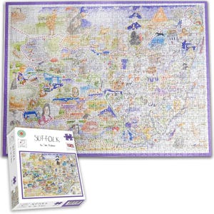 Puede incluir: Un rompecabezas colorido con un mapa de Suffolk, Inglaterra, con un borde morado. El rompecabezas está compuesto por muchas piezas pequeñas, que representan varios puntos de referencia e ilustraciones. También se ve la caja del rompecabezas, que muestra el diseño del rompecabezas y la palabra "Suffolk".